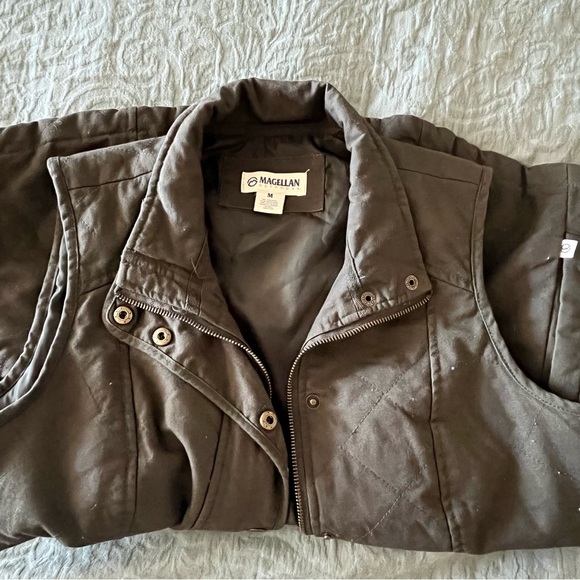Magellan Outdoors Green Vest with Military-Inspired Style - Picture 1 of 3